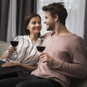 Couple dégustant vin et fromage devant visio