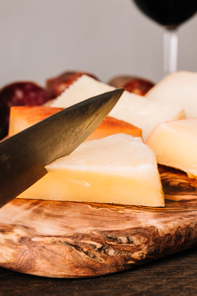 découpe d'un fromage avec un couteau fin