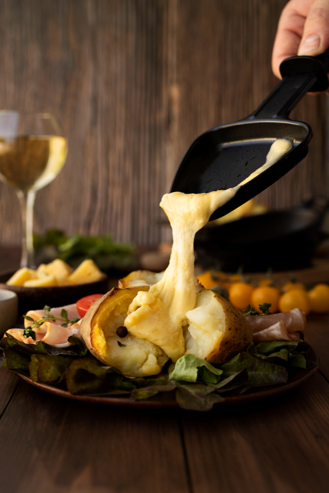 Accords parfaits : Trouvez le vin idéal pour sublimer votre raclette !