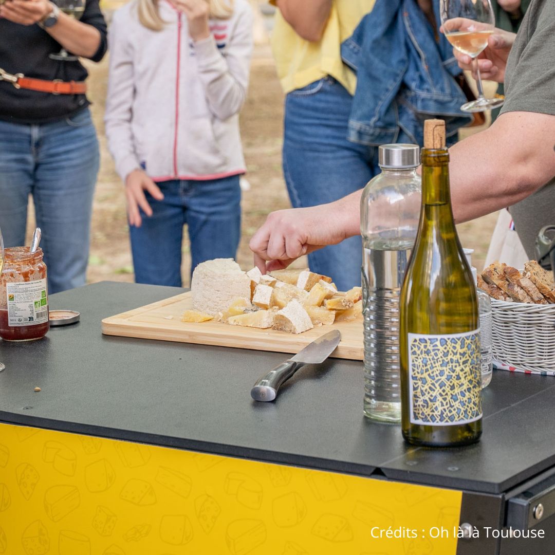 Nathan présentant le premier fromage avec vin sur place du Salin Toulouse
