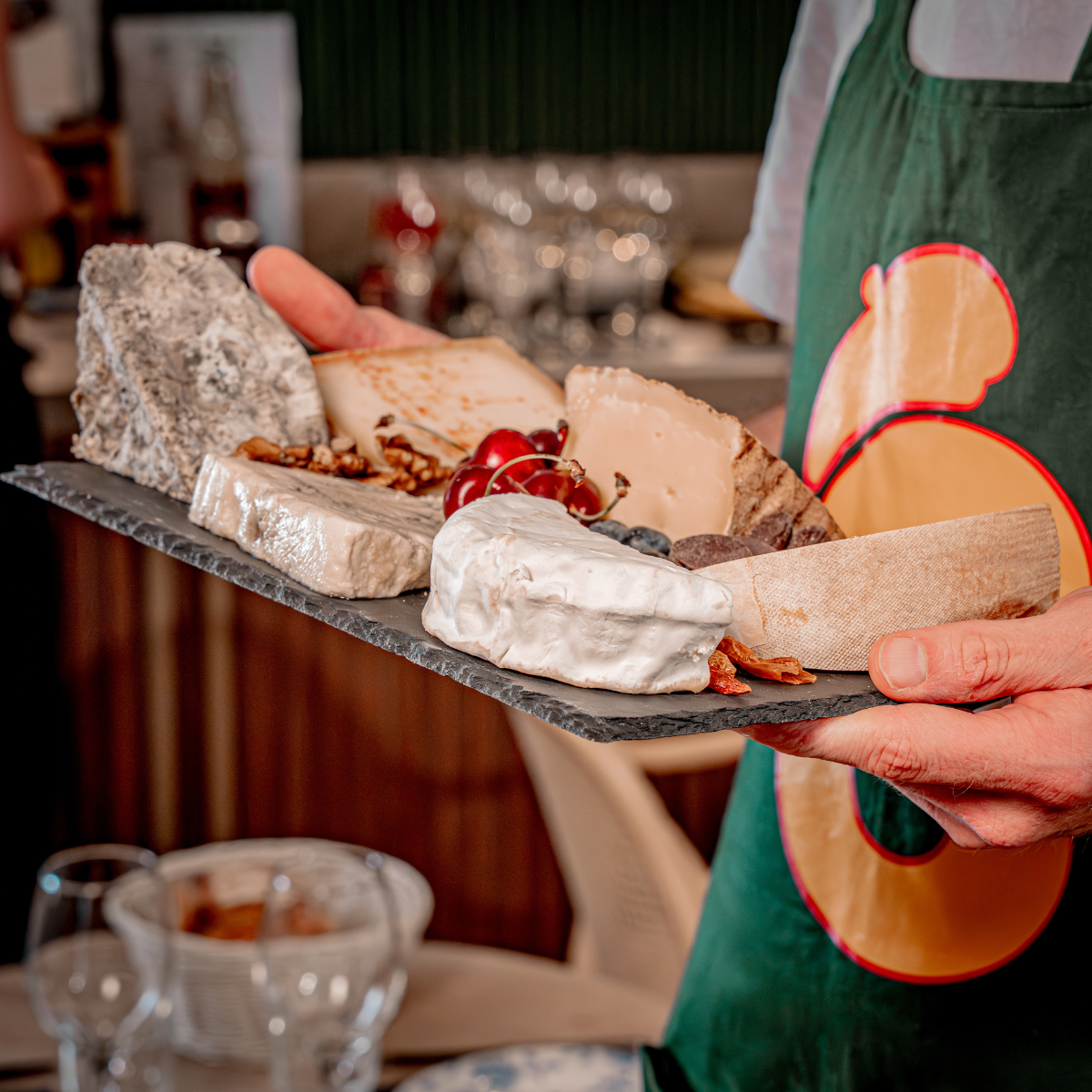Plateau de fromages français soigneusement sélectionnés pour une première dégustation, accompagnés de leurs accords lors d'un atelier débutant