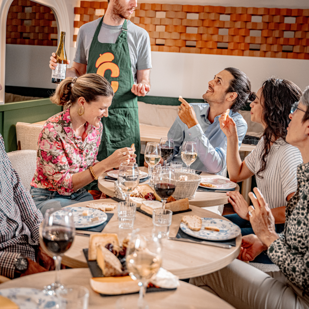 Participants découvrant les fromages du terroir toulousain lors d'un atelier de dégustation, guidés par un expert connaissant les producteurs Sud-Ouest