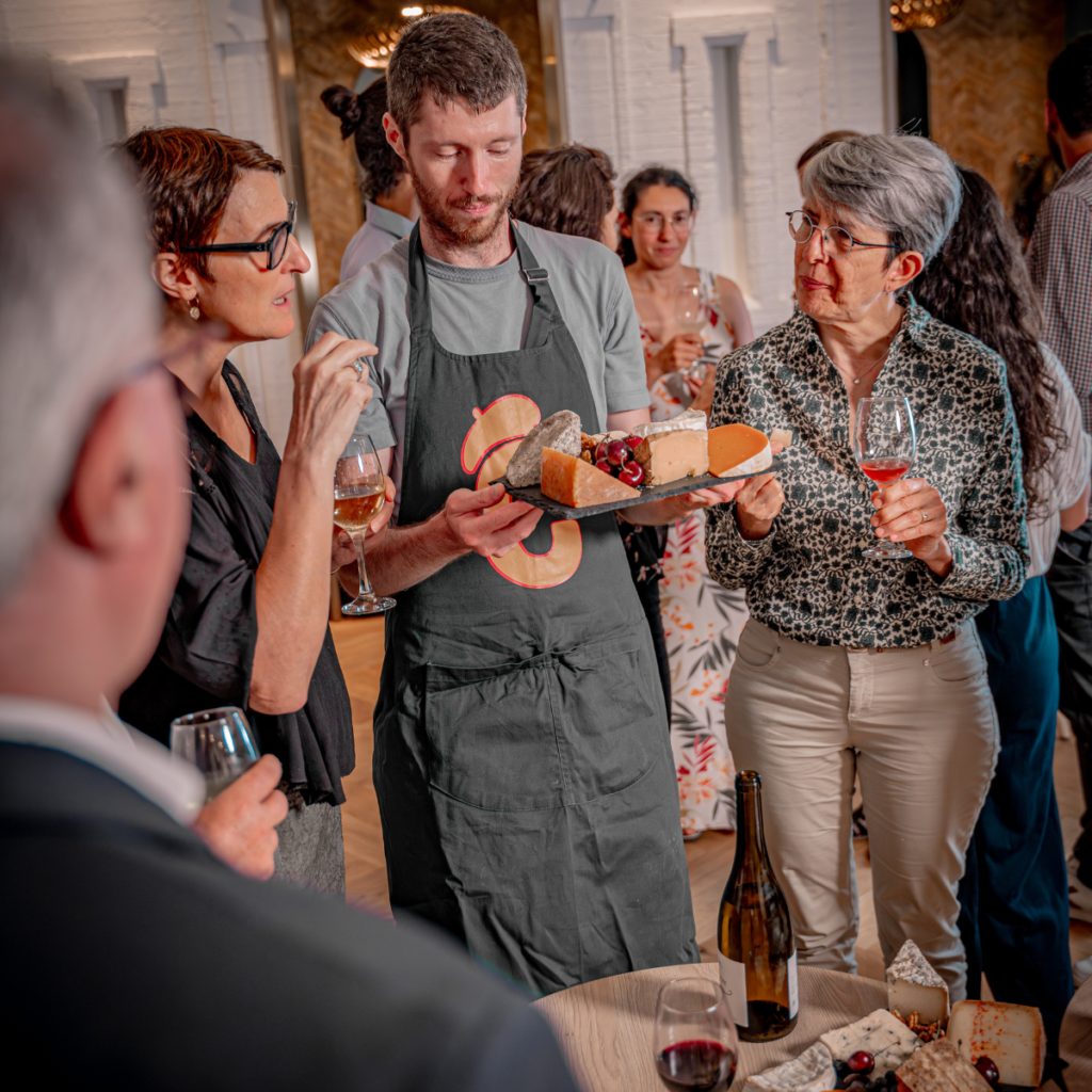 Expert démontrant les techniques avancées d'accords vin-fromage lors d'une masterclass à Toulouse, montrant les subtilités de la dégustation professionnelle