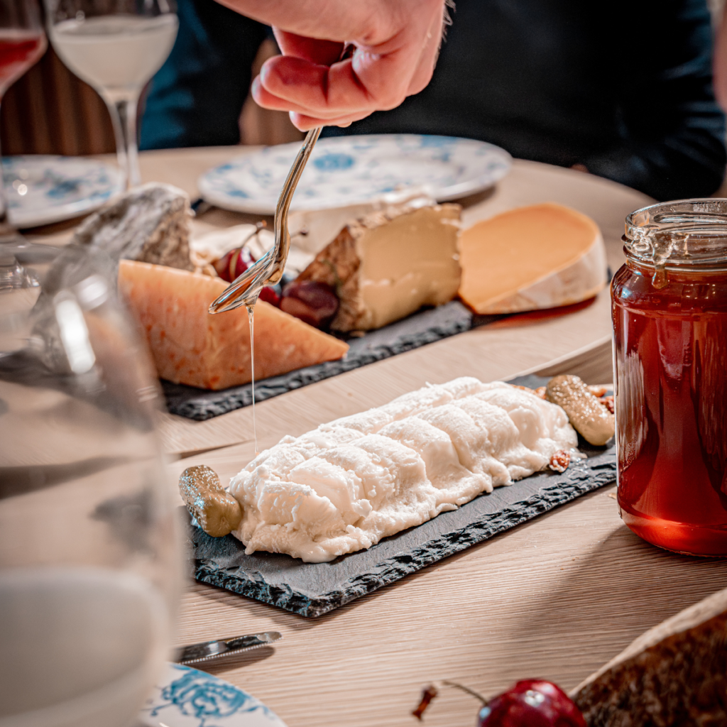 Sélection artisanale des meilleurs fromages du terroir toulousain et Sud-Ouest présentée par Les Compagnons du Fromage, mettant en valeur les producteurs locaux