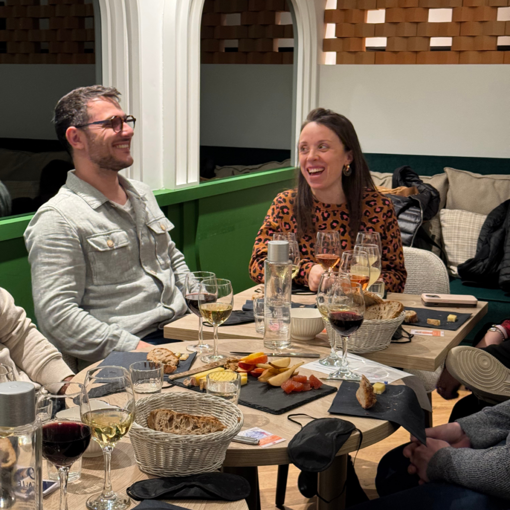 Groupe de participants débutants partageant rires et découvertes lors d'un atelier fromage convivial dans une ambiance chaleureuse à Toulouse