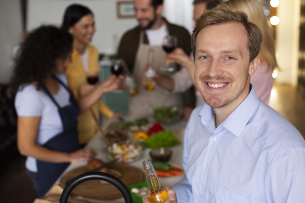 Équipe d'entreprise toulousaine participent à un atelier dégustation fromage team building