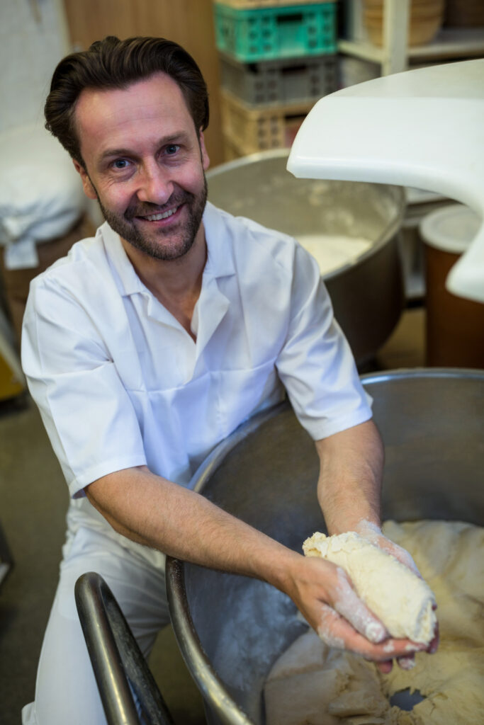 Producteur fromager local du terroir toulousain travaillant artisanalement ses fromages, représentant l'authenticité et le savoir-faire Sud-Ouest