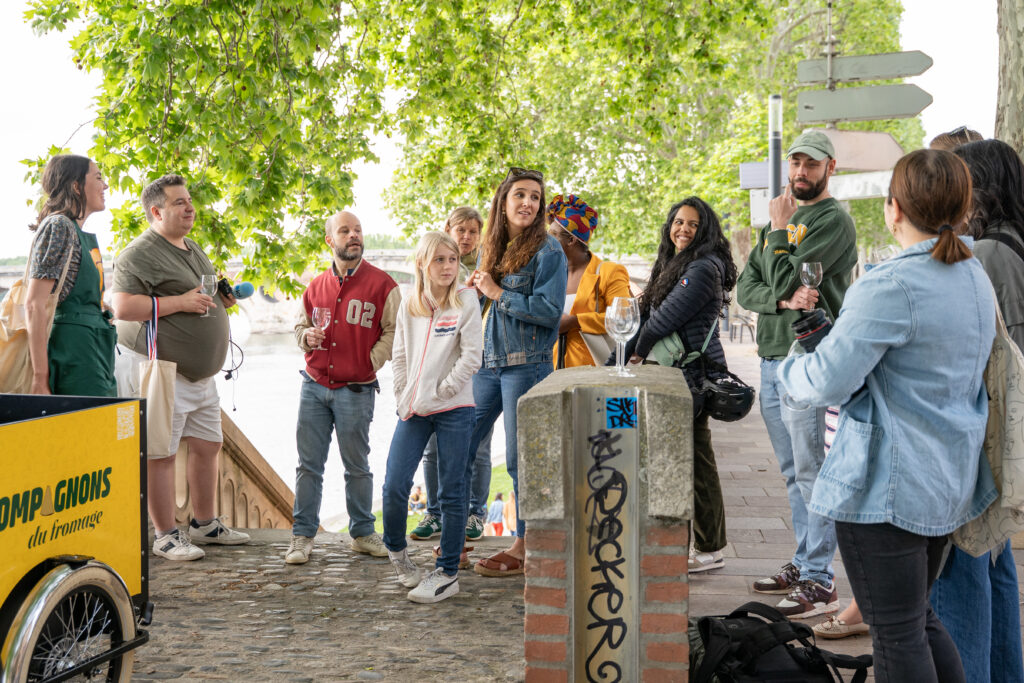 n groupe soudé autour d'une activité commune, dans un cadre toulousain ou occitan, ambiance détendue et collaborative